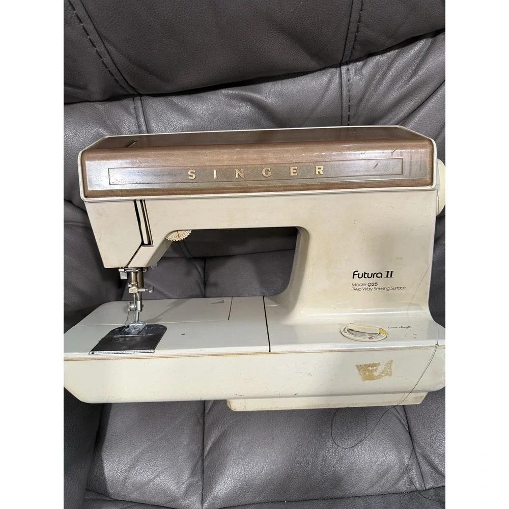 SINGER FUTURA II 925 Sewing Machine Tested Missing Pedal‎